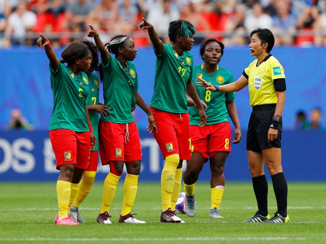 Selekcjonerowi kadry nie podobało się, to co działo się podczas wczorajszego spotkania Anglii z Kamerunem. Neville skrytykował postawę Kamerunek.