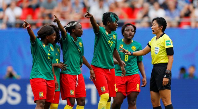 Selekcjonerowi kadry nie podobało się, to co działo się podczas wczorajszego spotkania Anglii z Kamerunem. Neville skrytykował postawę Kamerunek.