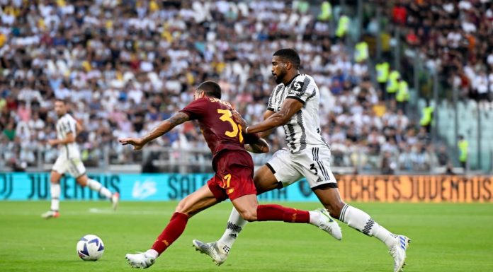 Danilo and Spinazzola fighting for a ball in Roma-Juve match
