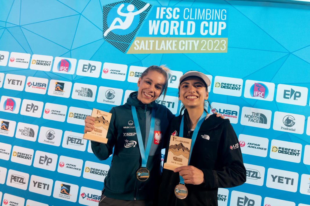 Aleksandra Mirosław i Natalia Grossman ze statuetkami za wygranie konkurencji wspinaczkowego Pucharu Świata