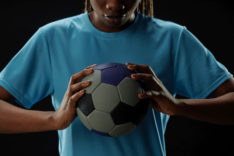 Rozmiar, materiał, przeznaczenie – jak wybrać piłkę do piłki nożnej?