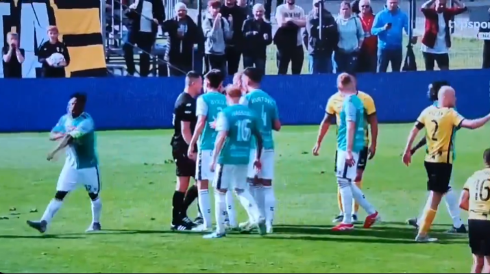 Piłkarskie jaja w meczu Wieczystej Kraków. Jak można było podyktować jedenastkę??? (WIDEO)