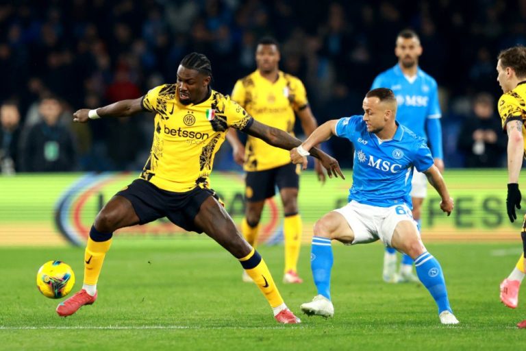 Mistrz kontra wicemistrz Włoch . Czy Napoli podnesie się po wtorkowym nokaucie od PSV Eindhoven?