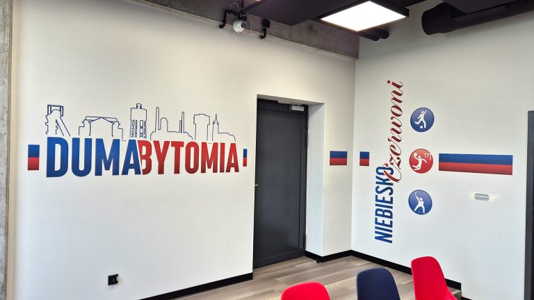 Mural, który gra w pierwszym składzie. Jak druk ścienny buduje tożsamość klubu.